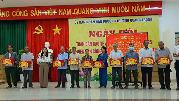 ​ UBND phường Trương Quang Trọng kịp thời trao tặng 332 suất quà cho gia đình liệt sĩ  ​