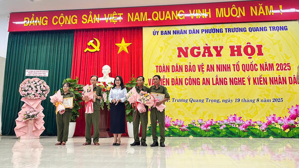 UBND phường Trương Quang Trọng đã tổ chức Ngày hội toàn dân bảo vệ an ninh Tổ quốc và Diễn đàn Công an lắng nghe ý kiến nhân dân năm 2025